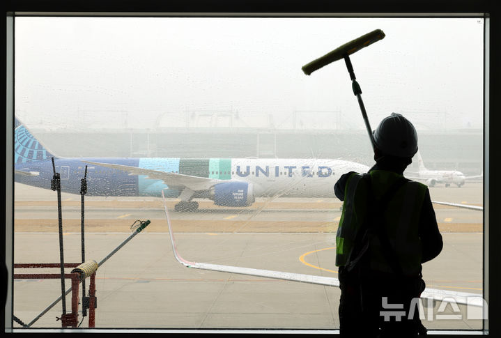 [인천공항=뉴시스] 박주성 기자 = 인천국제공항공사가 26일 오전 인천국제공항 제1여객터미널에서 봄맞이 환경정비의 일환으로 건물 외벽유리 청소를 실시하고 있다. 봄맞이 환경정비는 겨울철 강설, 결빙으로 인한 공항 시설의 손상·오염 상태를 집중적으로 점검함으로써 안전하고 쾌적한 공항 이용 환경을 조성하기 위해 매년 봄 공사와 자회사가 합동하여 대대적으로 진행하는 작업이다. 2026.03.26. park7691@newsis.com