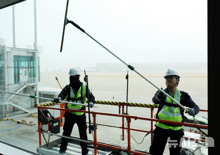 [인천공항=뉴시스] 박주성 기자 = 인천국제공항공사가 26일 오전 인천국제공항 제1여객터미널에서 봄맞이 환경정비의 일환으로 건물 외벽유리 청소를 실시하고 있다. 봄맞이 환경정비는 겨울철 강설, 결빙으로 인한 공항 시설의 손상·오염 상태를 집중적으로 점검함으로써 안전하고 쾌적한 공항 이용 환경을 조성하기 위해 매년 봄 공사와 자회사가 합동하여 대대적으로 진행하는 작업이다. 2026.03.26. park7691@newsis.com