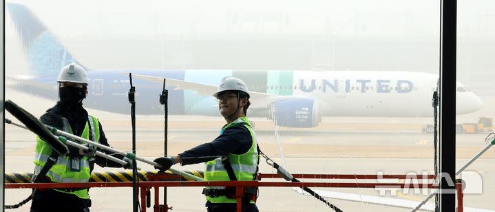 [인천공항=뉴시스] 박주성 기자 = 인천국제공항공사가 26일 오전 인천국제공항 제1여객터미널에서 봄맞이 환경정비의 일환으로 건물 외벽유리 청소를 실시하고 있다. 봄맞이 환경정비는 겨울철 강설, 결빙으로 인한 공항 시설의 손상·오염 상태를 집중적으로 점검함으로써 안전하고 쾌적한 공항 이용 환경을 조성하기 위해 매년 봄 공사와 자회사가 합동하여 대대적으로 진행하는 작업이다. 2026.03.26. park7691@newsis.com