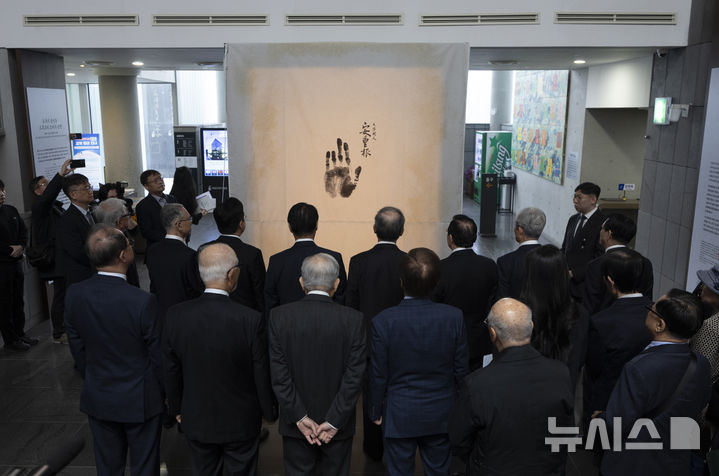 [서울=뉴시스] 김근수 기자 = 26일 서울 중구 안중근의사기념관 강당에서 열린 안중근 의사 유목 공개행사에서 참석자들이 설명을 듣고 있다. 2026.03.26. ks@newsis.com