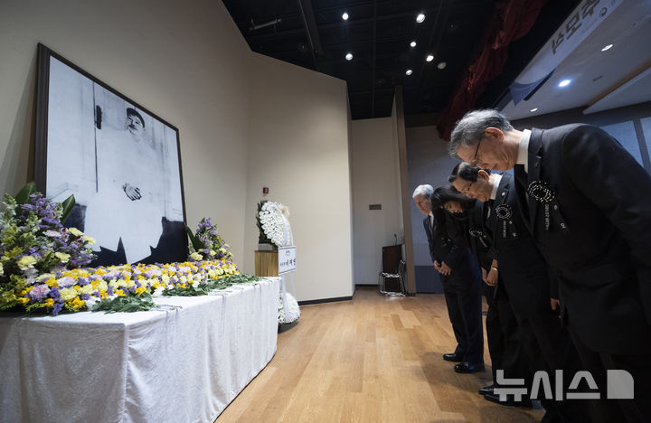 [서울=뉴시스] 김근수 기자 = 김황식(왼쪽) (사)안중근의사숭모회 이사장을 비롯한 참석자들이 26일 서울 중구 안중근의사기념관 강당에서 열린 안중근의사 순국 116주기 추모식에서 헌화를 마치고 인사를 하고 있다. 2026.03.26. ks@newsis.com