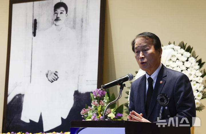 [서울=뉴시스] 김근수 기자 = 권오을 국가보훈부 장관이 26일 서울 중구 안중근의사기념관 강당에서 열린 안중근의사 순국 116주기 추모식에서 추모사를 하고 있다. 2026.03.26. ks@newsis.com