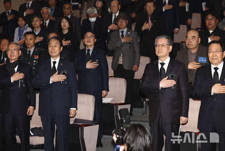 [서울=뉴시스] 김근수 기자 = 권오을(왼쪽 두번째) 국가보훈부 장관과 김황식 (사)안중근의사숭모회 이사장을 비롯한 참석자들이 26일 서울 중구 안중근의사기념관 강당에서 열린 안중근의사 순국 116주기 추모식에서 국민의례를 하고 있다. 2026.03.26. ks@newsis.com