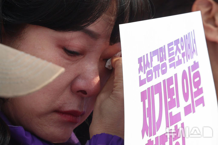 [서울=뉴시스] 권창회 기자 = 경찰청 국가수사본부는 2차가해범죄수사과 출범 1년간 참사 피해자와 유가족 등을 대상으로 한 2차가해 사건 272건을 수사해 112명을 검거하고 이 가운데 3명을 구속했다고 27일 밝혔다. 사진은 지난 3월 이태원 참사 유가족이 서울 종로구 청와대 인근 분수대에서 열린 이태원참사 청문회에서 제기된 의혹 철저 수사 촉구 유가족 긴급 기자회견에서 눈물을 흘리고 있는 모습. 2026.03.26. kch0523@newsis.com