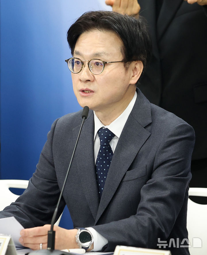 [서울=뉴시스] 김선웅 기자 = 김정관 산업자원부 장관이 26일 서울 종로구 정부서울청사에서 열린 중동 전쟁에 따른 비상경제 대응방안 관계부처 합동브리핑에서 부처별 방안을 설명하고 있다. 2026.03.26. mangusta@newsis.com