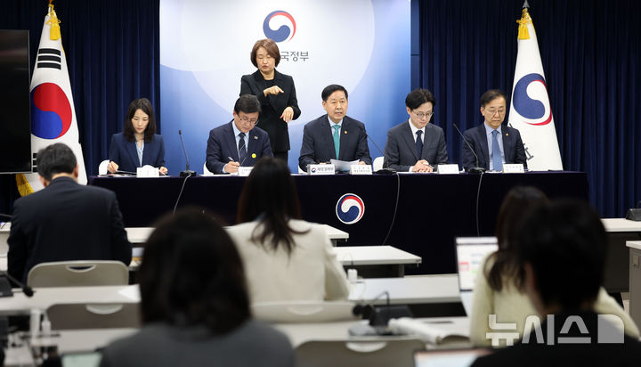 [서울=뉴시스] 김선웅 기자 = 구윤철 부총리 겸 재정경재부 장관이 지난 26일 서울 종로구 정부서울청사에서 관계부처와 합동브리핑을 열고 중동 전쟁에 따른 비상경제 대응방안을 발표하고 있다. 왼쪽부터 김진아 외교부 2차관, 김성환 기후에너지환경부 장관, 구윤철 부총리, 김정관 산업통상부 장관, 김윤덕 국토교통부 장관. 2026.03.26. mangusta@newsis.com