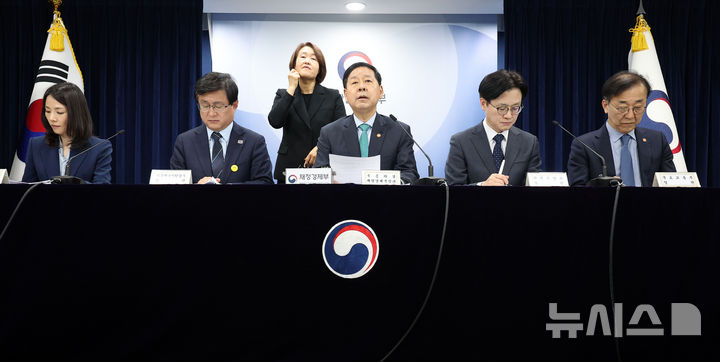 [서울=뉴시스] 김선웅 기자 = 구윤철 부총리 겸 재정경재부 장관이 지난 26일 서울 종로구 정부서울청사에서 관계부처와 합동브리핑을 열고 중동 전쟁에 따른 비상경제 대응방안을 발표하고 있다. 왼쪽부터 김진아 외교부 2차관, 김성환 기후에너지환경부 장관, 구윤철 부총리, 김정관 산업통상부 장관, 김윤덕 국토교통부 장관. 2026.03.26. mangusta@newsis.com