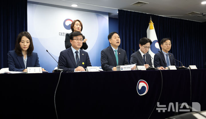 [서울=뉴시스] 김선웅 기자 = 구윤철 부총리 겸 재정경재부 장관이 26일 서울 종로구 정부서울청사에서 관계부처와 합동브리핑을 열고 중동 전쟁에 따른 비상경제 대응방안을 발표하고 있다. 왼쪽부터 김진아 외교부 2차관, 김성환 기후에너지환경부 장관, 구윤철 부총리, 김정관 산업통상부 장관, 김윤덕 국토교통부 장관. 2026.03.26. mangusta@newsis.com