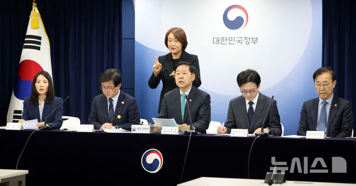 [서울=뉴시스] 김선웅 기자 = 구윤철 부총리 겸 재정경재부 장관이 26일 서울 종로구 정부서울청사에서 관계부처와 합동브리핑을 열고 중동 전쟁에 따른 비상경제 대응방안을 발표하고 있다. 왼쪽부터 김진아 외교부 2차관, 김성환 기후에너지환경부 장관, 구윤철 부총리, 김정관 산업통상부 장관, 김윤덕 국토교통부 장관. 2026.03.26. mangusta@newsis.com