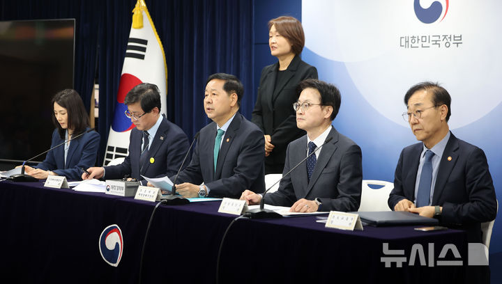 [서울=뉴시스] 김선웅 기자 = 구윤철 부총리 겸 재정경재부 장관이 26일 서울 종로구 정부서울청사에서 관계부처와 합동브리핑을 열고 중동 전쟁에 따른 비상경제 대응방안을 발표하고 있다. 왼쪽부터 김진아 외교부 2차관, 김성환 기후에너지환경부 장관, 구윤철 부총리, 김정관 산업통상부 장관, 김윤덕 국토교통부 장관. 2026.03.26. mangusta@newsis.com