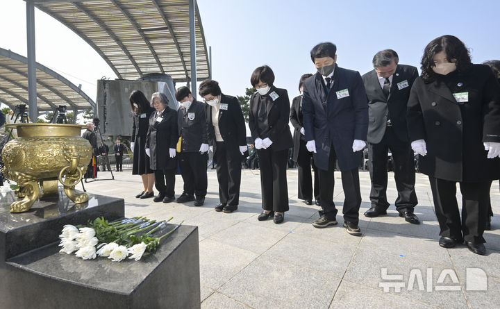 [평택=뉴시스] 김종택 기자 = 26일 오전 경기 평택시 해군2함대에서 열린 '제16주기 천안함 46용사 추모식'에서 천안함 유가족들이 묵념을 하고 있다.(공동취재) 2026.03.26. photo@newsis.com