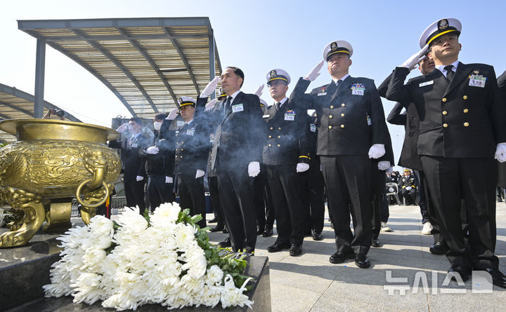 [평택=뉴시스] 김종택 기자 = 최원일 전 천안함 함장과 생존 장병들이 26일 오전 경기 평택시 해군2함대에서 열린 '제16주기 천안함 46용사 추모식'에서 헌화 및 경례를 하고 있다.(공동취재) 2026.03.26. photo@newsis.com