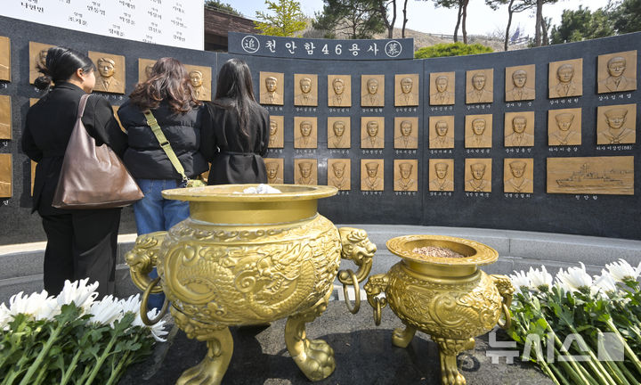 [평택=뉴시스] 김종택 기자 = 26일 오전 경기 평택시 해군2함대에서 열린 '제16주기 천안함 46용사 추모식'에서 천안함 유가족들이 추모비를 바라보고 있다.(공동취재) 2026.03.26. photo@newsis.com