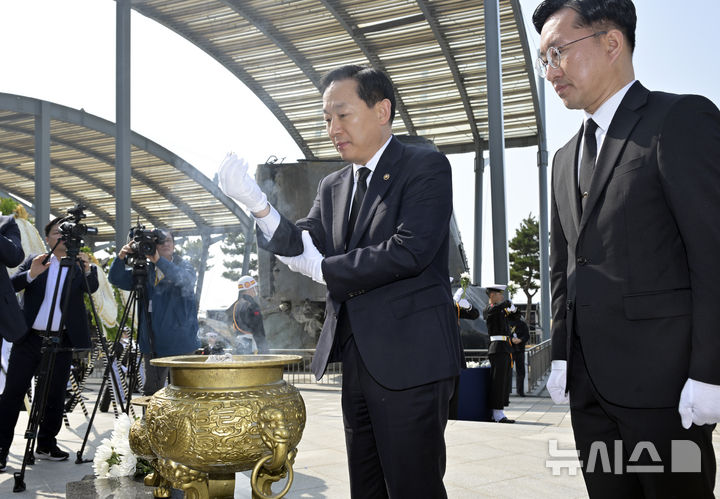 [평택=뉴시스] 김종택 기자 = 이두희 국방부차관이 26일 오전 경기 평택시 해군2함대에서 열린 '제16주기 천안함 46용사 추모식'에서 분향을 하고 있다.(공동취재) 2026.03.26. photo@newsis.com