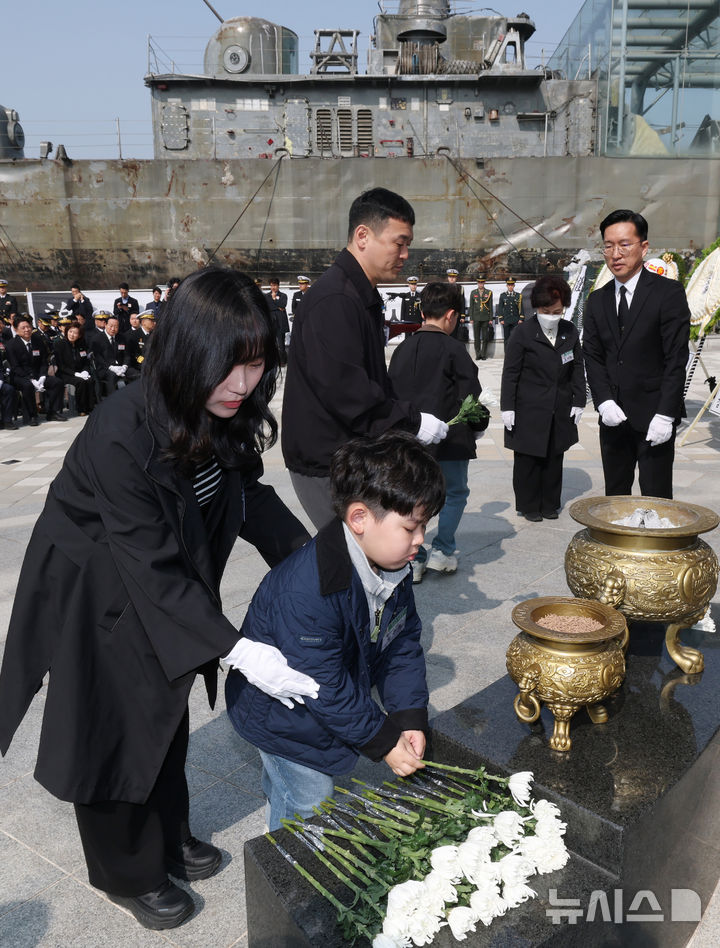 [평택=뉴시스] 김종택 기자 = 26일 경기 평택시 해군 제2함대사령부에서 열린 '제16주기 천안함 46용사 추모식'에서 천안함 유가족들이 헌화 및 분향을 하고 있다.(공동취재) 2026.03.26. photo@newsis.com