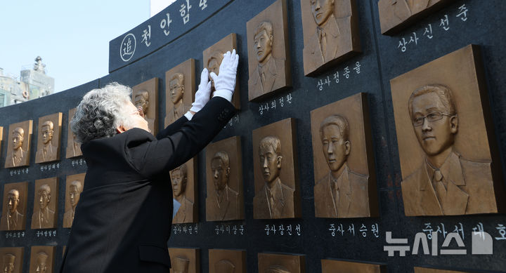 [평택=뉴시스] 김종택 기자 = 26일 경기 평택시 해군 제2함대사령부에서 열린 '제16주기 천안함 46용사 추모식'에서 천안함 유가족들이 추모비를 어루만지고 있다.(공동취재) 2026.03.26. photo@newsis.com