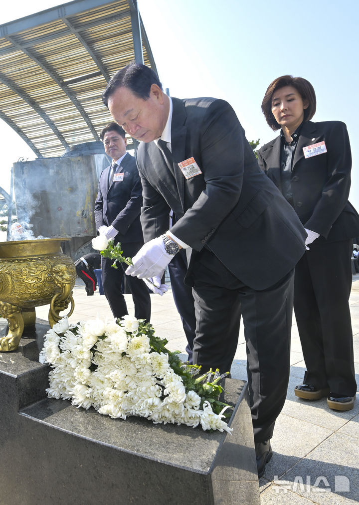 [평택=뉴시스] 김종택 기자 = 한기호 국민의힘 의원이 26일 오전 경기 평택시 해군2함대에서 열린 '제16주기 천안함 46용사 추모식'에서 헌화를 하고 있다.(공동취재) 2026.03.26. photo@newsis.com