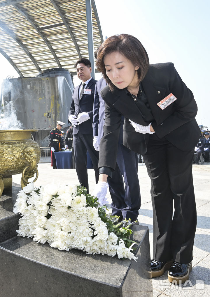 [평택=뉴시스] 김종택 기자 = 나경원 국민의힘 의원이 26일 오전 경기 평택시 해군2함대에서 열린 '제16주기 천안함 46용사 추모식'에서 헌화를 하고 있다.(공동취재) 2026.03.26. photo@newsis.com