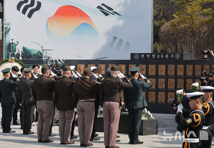 [평택=뉴시스] 김종택 기자 = 26일 경기도 평택시 해군 제2함대 사령부에서 열린 '제16주기 천안함 46용사 추모식'에서 참석자들이 헌화 후 경례를 하고 있다.(공동취재) 2026.03.26. photo@newsis.com