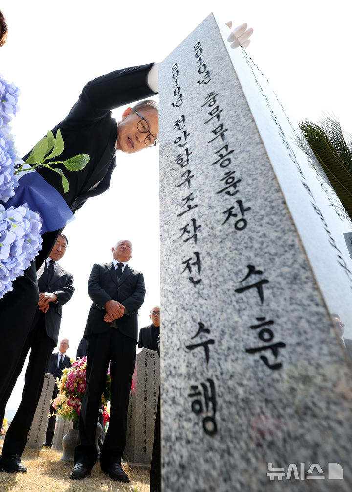 [대전=뉴시스] 강종민 기자 = 천안함 피격 사건 16주기인 26일 이명박 전 대통령이 대전시 유성구 국립대전현충원 천안함 46용사 묘역을 참배한 뒤 고 한주호 준위 묘비를 살펴보고 있다. 2026.03.26. ppkjm@newsis.com