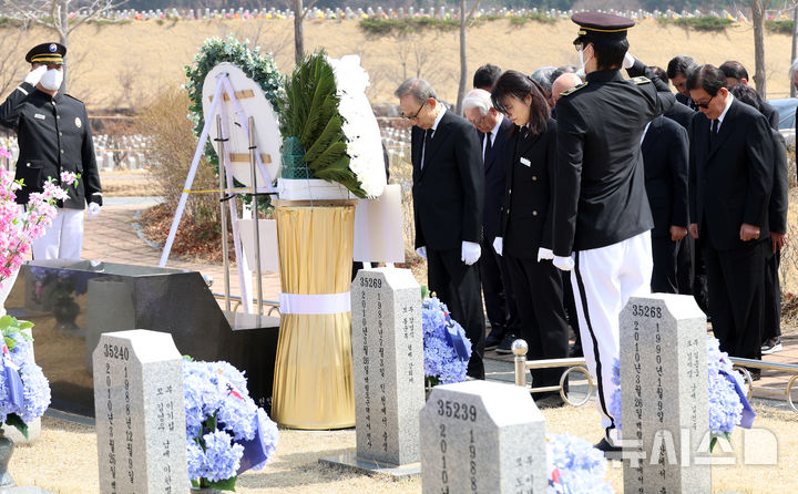 [대전=뉴시스] 강종민 기자 = 천안함 피격 사건 16주기인 26일 이명박 전 대통령이 대전시 유성구 국립대전현충원 천안함 46용사 묘역을 찾아 참배하고 있다. 2026.03.26. ppkjm@newsis.com