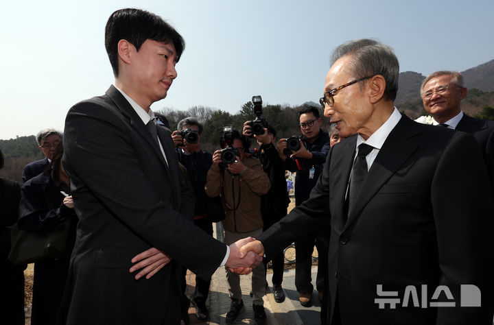 [대전=뉴시스] 강종민 기자 = 천안함 피격 사건 16주기인 26일 이명박 전 대통령이 대전시 유성구 국립대전현충원 천안함 46용사 묘역을 찾아 참배한 뒤 천안함 생존자와 악수하고 있다. 2026.03.26. ppkjm@newsis.com