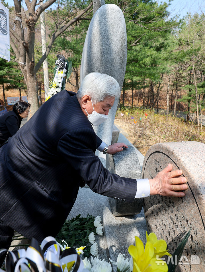 [대구=뉴시스] 이무열 기자 = 26일 대구 달서구 와룡산 선원공원 개구리소년 추모 및 어린이 안전 기원비 앞에서 열린 '개구리소년 35주기 추모제'에 참석한 개구리소년 유족 우철원군의 아버지 우종우씨가 추모비를 어루만지고 있다. 2026.03.26. lmy@newsis.com