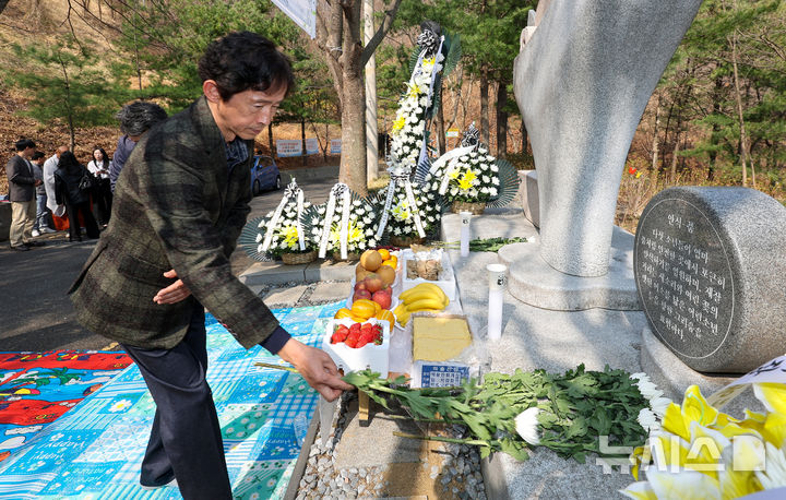 [대구=뉴시스] 이무열 기자 = 26일 대구 달서구 와룡산 선원공원 개구리소년 추모 및 어린이 안전 기원비 앞에서 열린 ‘개구리소년 35주기 추모제’에서 참석자들이 헌화하고 있다. 2026.03.26. lmy@newsis.com