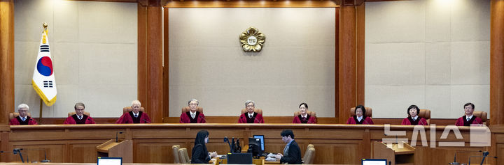 [서울=뉴시스] 김근수 기자 = 헌법재판소는 31일 지정재판부 사전심사를 거친 재판소원 48건을 추가로 '각하' 결정했다고 밝혔다. 김상환(가운데) 헌법재판소장를 비롯한 헌법재판관들이 지난 26일 오후 서울 종로구 헌법재판소 대심판정에서 3월 심판사건 선고를 위해 자리에 앉아 있다. 2026.03.31. ks@newsis.com