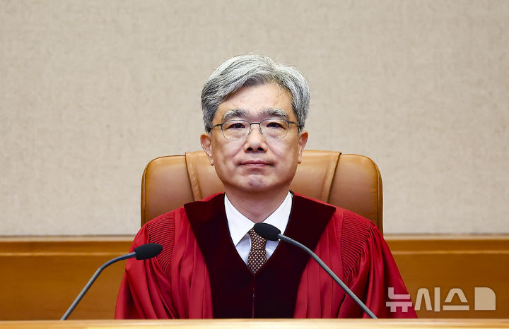 [서울=뉴시스] 김근수 기자 = 김상환 헌법재판소장이 지난달 26일 오후 서울 종로구 헌법재판소 대심판정에서 3월 심판사건 선고를 위해 자리에 앉아 있다. 2026.04.04. ks@newsis.com