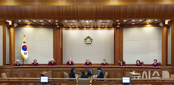 [서울=뉴시스] 김근수 기자 = 김상환(가운데) 헌법재판소장를 비롯한 헌법재판관들이 26일 오후 서울 종로구 헌법재판소 대심판정에서 3월 심판사건 선고를 위해 자리에 앉아 있다. 2026.03.26. ks@newsis.com