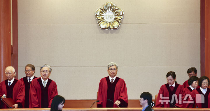 [서울=뉴시스] 김근수 기자 = 김상환 헌법재판소장을 비롯한 헌법재판관들이 26일 오후 서울 종로구 헌법재판소 대심판정에서 3월 심판사건 선고를 위해 입장하고 있다. 2026.03.26. ks@newsis.com