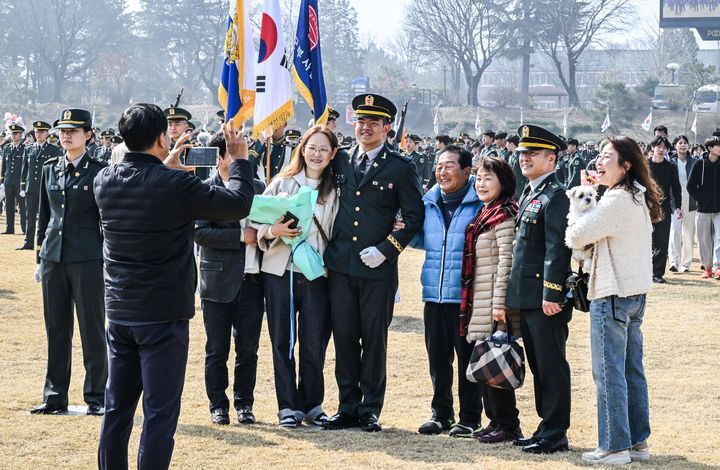 [서울=뉴시스] 26일 전북 익산 육군부사관학교에서 열린 '26-1기 부사관 임관식에서 신임 부사관들이 가족과 기념촬영 하고 있다. (사진=육군 제공) 2026.03.26. photo@newsis.com *재판매 및 DB 금지