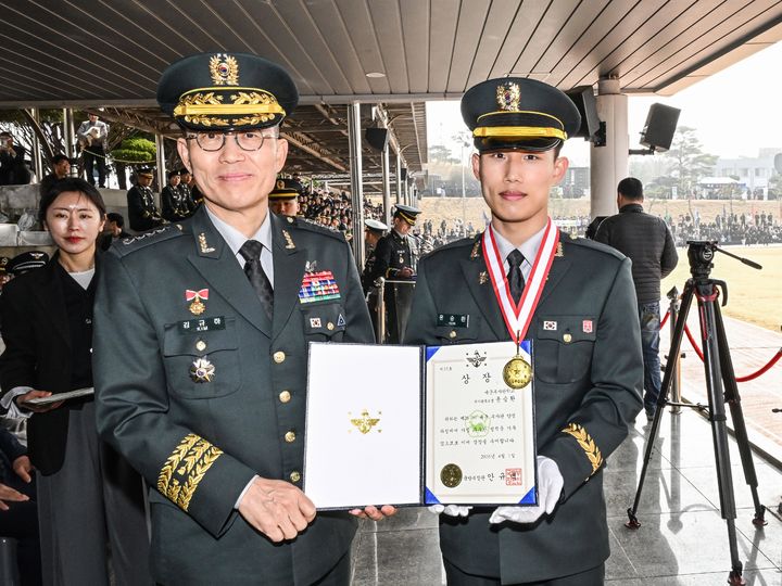 [서울=뉴시스] 김규하 육군참모총장이 26일 전북 익산 육군부사관학교에서 열린 '26-1기 부사관 임관식에서 성적우수자에게 상장과 메달을 수여하고 있다. (사진=육군 제공) 2026.03.26. photo@newsis.com *재판매 및 DB 금지