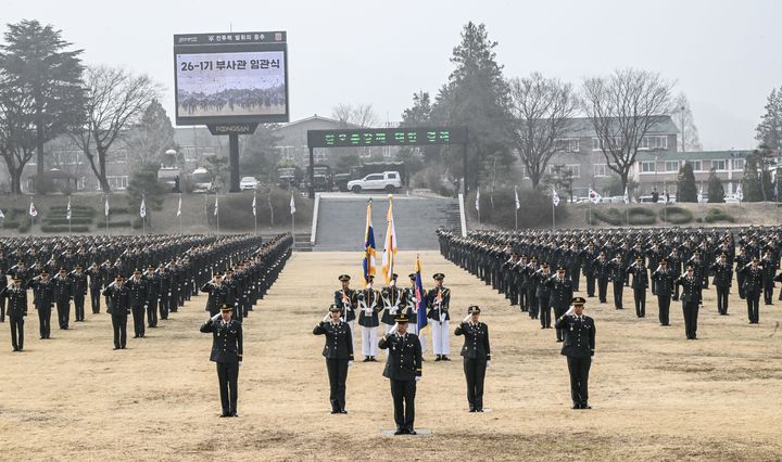 [서울=뉴시스] 26일 전북 익산 육군부사관학교에서 열린 '26-1기 부사관 임관식에서 신임 부사관들이 경례하고 있다. (사진=육군 제공) 2026.03.26. photo@newsis.com *재판매 및 DB 금지