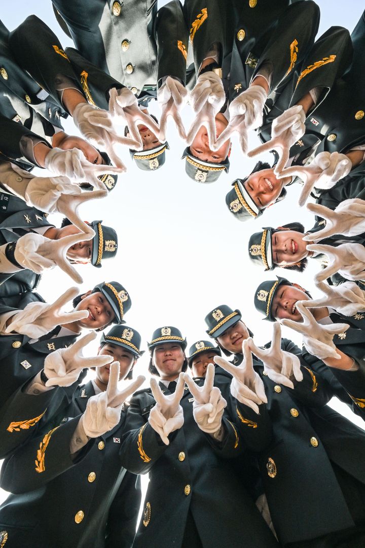 [서울=뉴시스] 26일 전북 익산 육군부사관학교에서 열린 '26-1기 부사관 임관식에서 신임 부사관들이 기념촬영 하고 있다. (사진=육군 제공) 2026.03.26. photo@newsis.com *재판매 및 DB 금지