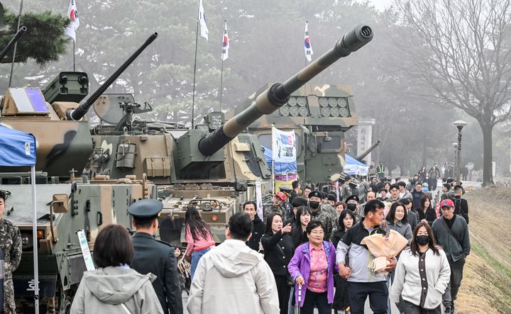 [서울=뉴시스] 26일 전북 익산 육군부사관학교에서 열린 '26-1기 부사관 임관식에서 참가자들이 군 장비 전시와 첨단무기체계를 관람하고 있다. (사진=육군 제공) 2026.03.26. photo@newsis.com *재판매 및 DB 금지