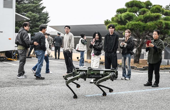 [서울=뉴시스] 26일 전북 익산 육군부사관학교에서 열린 '26-1기 부사관 임관식에서 참가자들이 다족형로봇을 관람하고 있다. (사진=육군 제공) 2026.03.26. photo@newsis.com *재판매 및 DB 금지