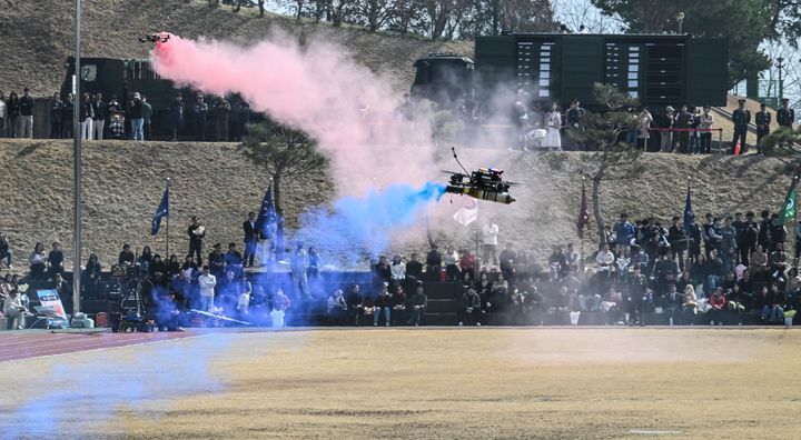 [서울=뉴시스] 26일 전북 익산 육군부사관학교에서 열린 '26-1기 부사관 임관식에서 부사관으로 구성된 드론 전술시범단이 드론 전술시범을 선보이고 있다. (사진=육군 제공) 2026.03.26. photo@newsis.com *재판매 및 DB 금지