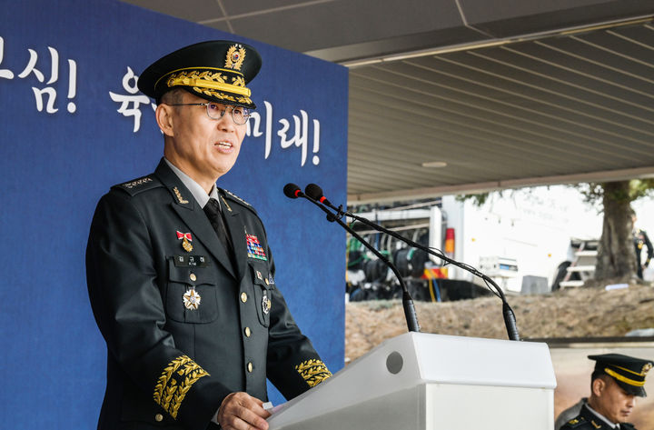 [서울=뉴시스] 김규하 육군참모총장이 26일 전북 익산 육군부사관학교에서 열린 '26-1기 부사관 임관식에서 축사하고 있다. (사진=육군 제공) 2026.03.26. photo@newsis.com *재판매 및 DB 금지