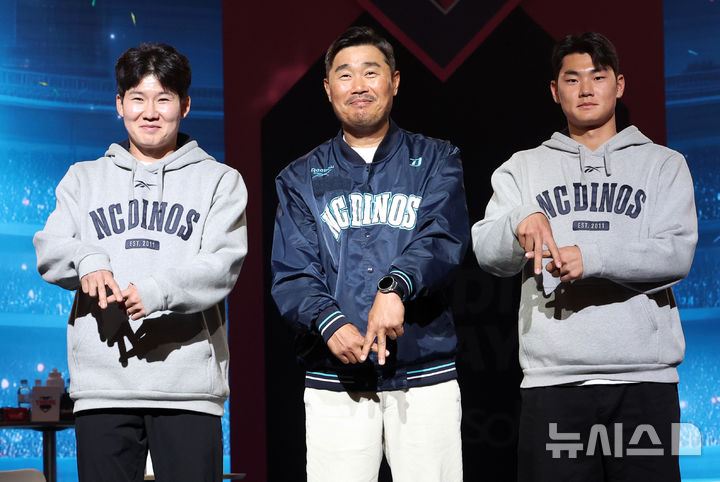 [서울=뉴시스] 이영환 기자 = NC 박민우(왼쪽부터), 이호준 감독, 김주원이 26일 서울 송파구 롯데호텔 월드에서 열린 2026 신한 SOL KBO리그 미디어데이에서 포즈를 취하고 있다. 2026.03.26. 20hwan@newsis.com