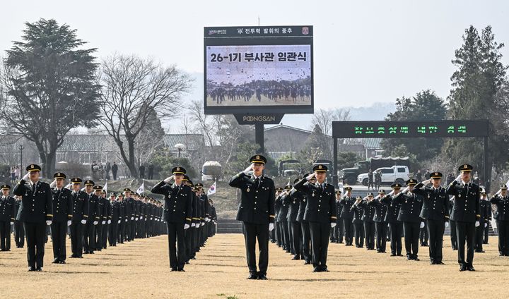 [서울=뉴시스] 26일 전북 익산 육군부사관학교에서 열린 '26-1기 부사관 임관식에서 신임 부사관들이 경례하고 있다. (사진=육군 제공) 2026.03.26. photo@newsis.com *재판매 및 DB 금지