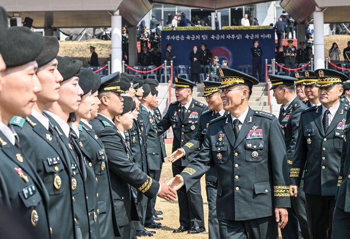 [서울=뉴시스] 김규하 육군참모총장이 26일 전북 익산 육군부사관학교에서 열린 '26-1기 부사관 임관식에서 신임 부사관들을 격려하고 있다. (사진=육군 제공) 2026.03.26. photo@newsis.com *재판매 및 DB 금지