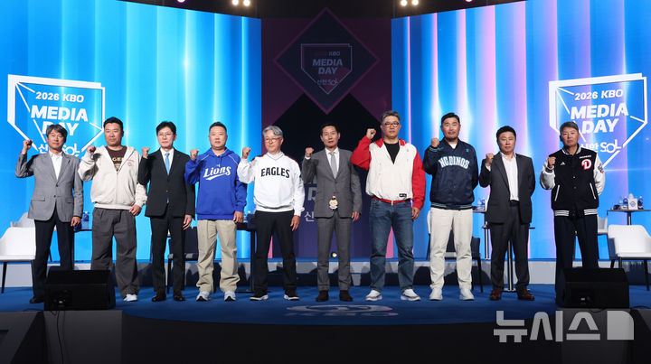 [서울=뉴시스] 이영환 기자 = 26일 서울 송파구 롯데호텔 월드에서 열린 2026 신한 SOL KBO리그 미디어데이에서 10개구단 감독이 포즈를 취하고 있다. 왼쪽부터 키움 설종진, KIA 이범호, KT 이강철, 삼성 박진만, 한화 김경문, LG 염경엽, SSG 이숭용, NC 이호준, 롯데 김태형, 두산 김원형 감독. 2026.03.26. 20hwan@newsis.com