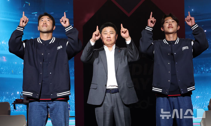 [서울=뉴시스] 이영환 기자 = 롯데 전준우(왼쪽부터), 김태형 감독, 전민재가 26일 서울 송파구 롯데호텔 월드에서 열린 2026 신한 SOL KBO리그 미디어데이에서 포즈를 취하고 있다. 2026.03.26. 20hwan@newsis.com