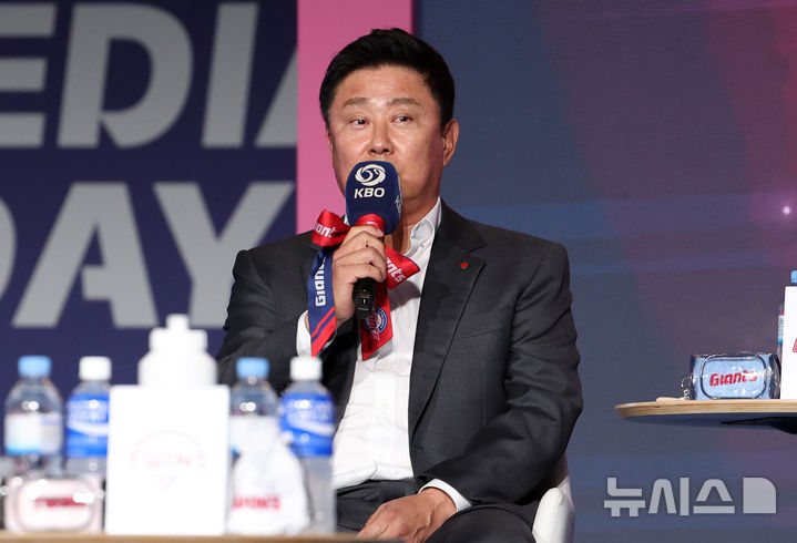 [서울=뉴시스] 이영환 기자 = 롯데 김태형 감독이 26일 서울 송파구 롯데호텔 월드에서 열린 2026 신한 SOL KBO리그 미디어데이에서 출사표를 던지고 있다. 2026.03.26. 20hwan@newsis.com