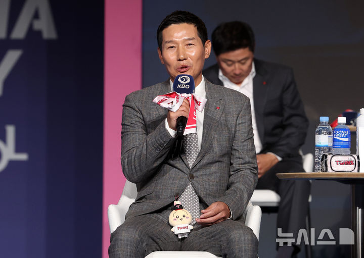 [서울=뉴시스] 이영환 기자 = LG 염경엽 감독이 26일 서울 송파구 롯데호텔 월드에서 열린 2026 신한 SOL KBO리그 미디어데이에서 출사표를 던지고 있다. 2026.03.26. 20hwan@newsis.com