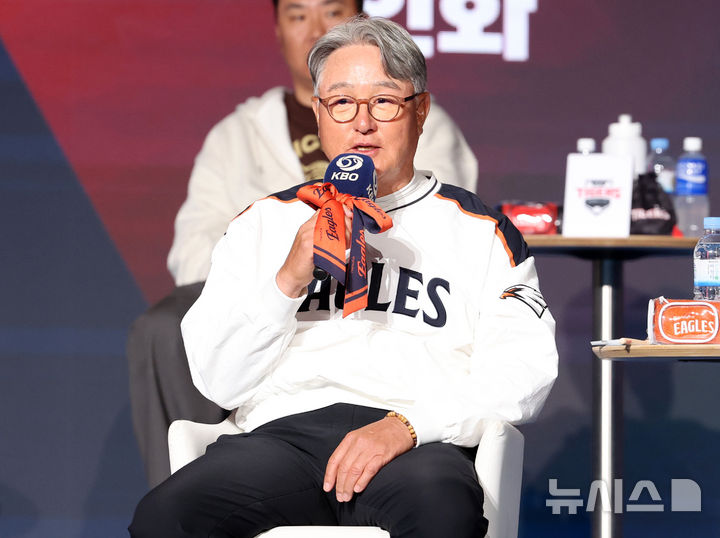 [서울=뉴시스] 이영환 기자 = 한화 김경문 감독이 26일 서울 송파구 롯데호텔 월드에서 열린 2026 신한 SOL KBO리그 미디어데이에서 출사표를 던지고 있다. 2026.03.26. 20hwan@newsis.com