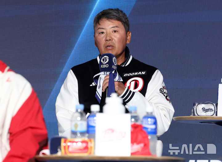 [서울=뉴시스] 이영환 기자 = 두산 김원형 감독이 26일 서울 송파구 롯데호텔 월드에서 열린 2026 신한 SOL KBO리그 미디어데이에서 출사표를 던지고 있다. 2026.03.26. 20hwan@newsis.com