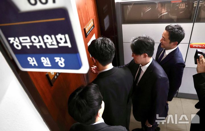 [서울=뉴시스] 3대 특검 미제 의혹을 수사하는 2차 종합특검팀(특별검사 권창영) 관계자가 지난 3월 26일 오후 서울 여의도 국회에서 관저 이전 의혹에 연루된 윤한홍 국회 정무위원장실 압수수색을 위해 대기하고 있다. (사진=뉴시스DB). 2026.08.01. photo@newsis.com